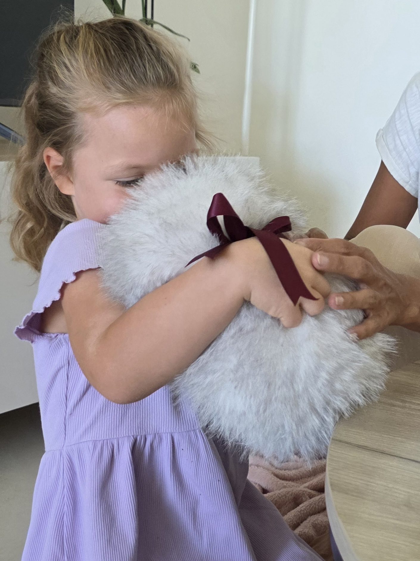 Kind knuffelt Cupboo dicht tegen zich aan
